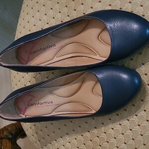 Navy Comfortiva Amora pumps with 2 3/8" stacked heel